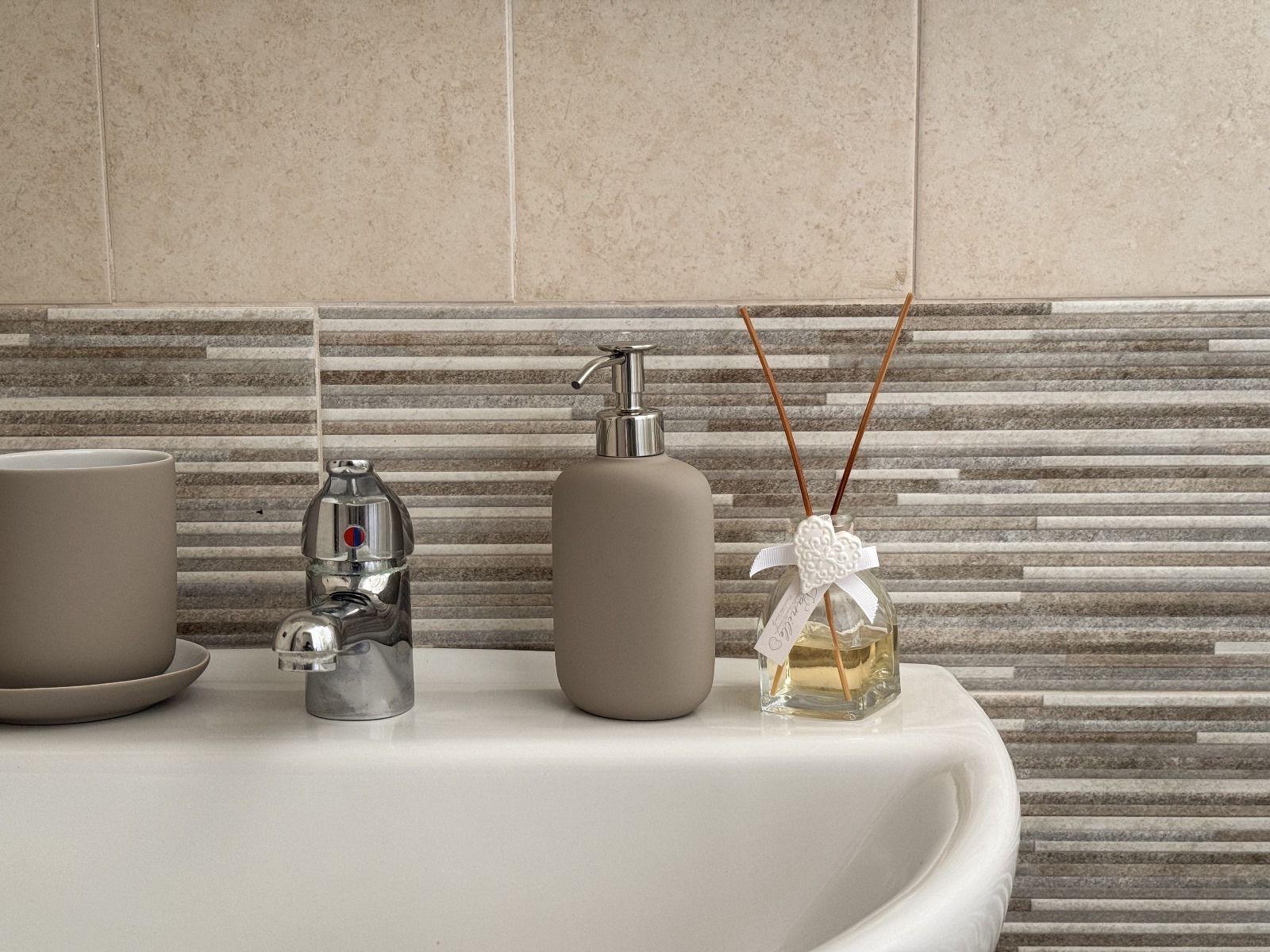 Lavabo del bagno con dispenser e profumatore