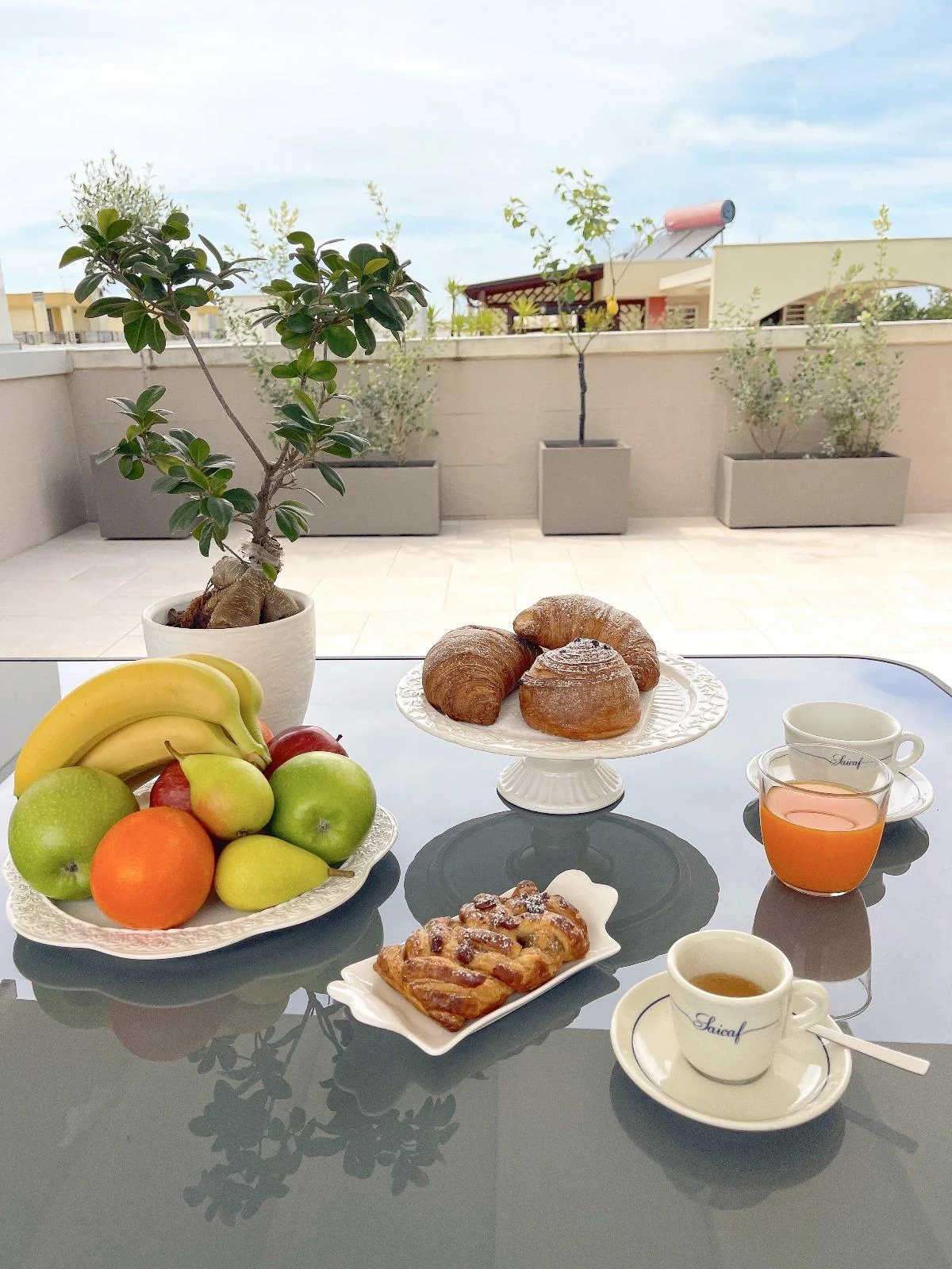 Tavolo apparecchiato per la colazione in terrazza