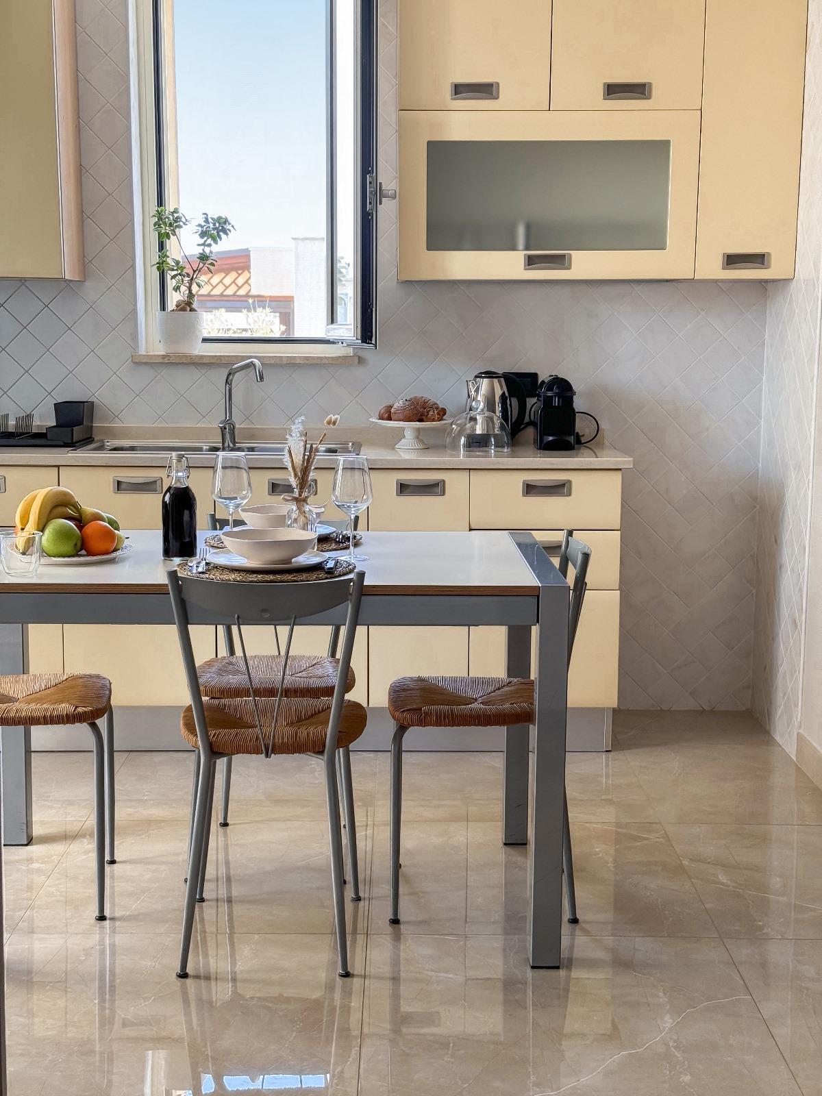 Cucina luminosa con tavolo da pranzo