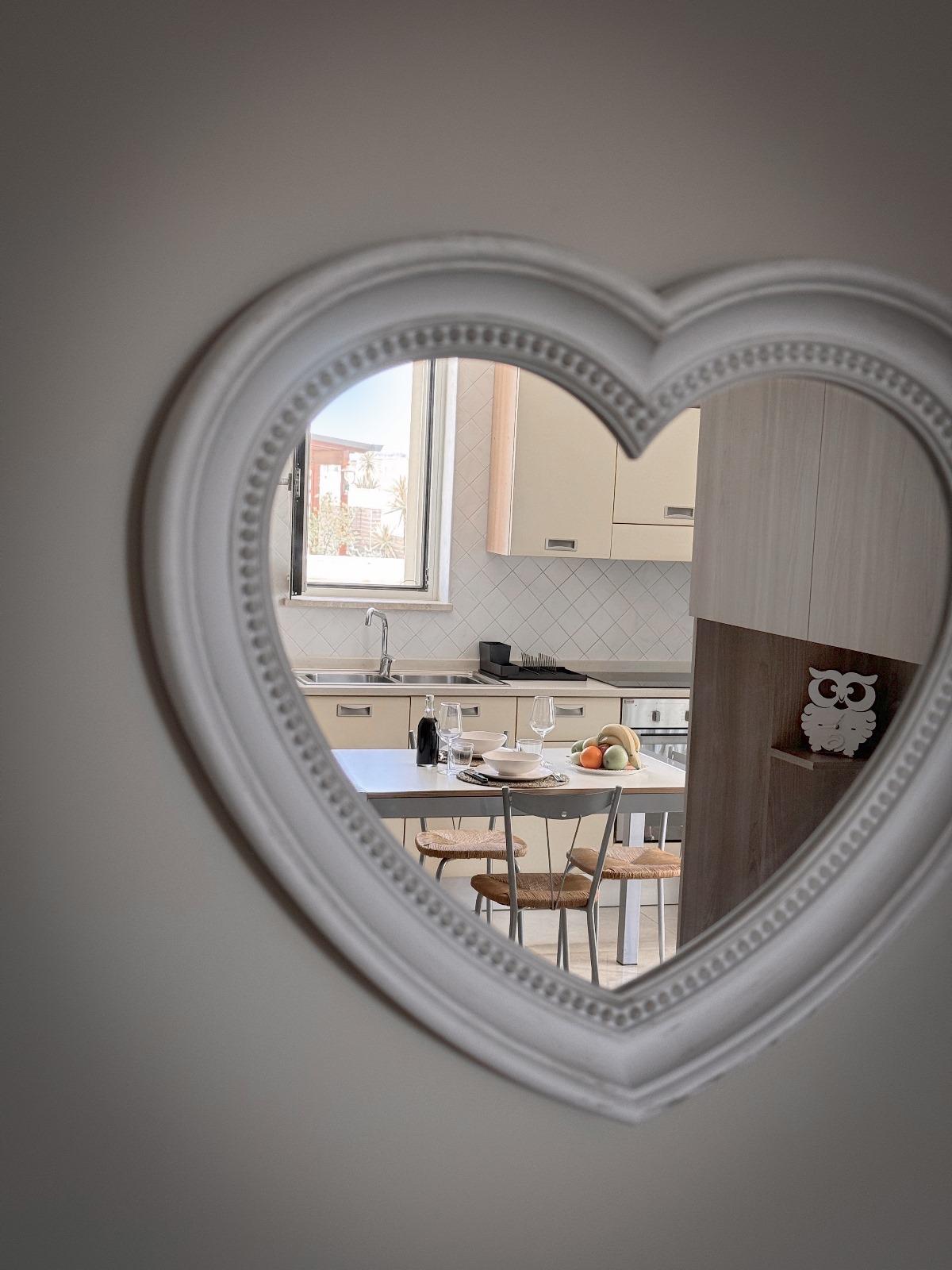 La cucina riflessa in uno specchio a forma di cuore